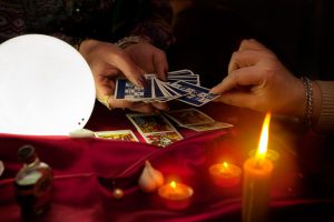 De betekenis van de lenormandkaarten nr 10 t/m 18. In mijn vorige blog heb ik de lenormandkaarten 1 t/m 9 uitgelegd. In dit blog vind je de lenormandkaarten 10 t/m 18. Ben je op zoek naar een gedegen lenormandkaartlegging.